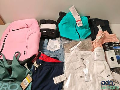 un tas de vêtements et un sac à dos posés sur une table