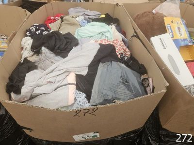 une boîte en carton remplie de vêtements et d'autres objets
