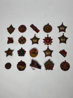 tout un tas de badges accrochés au mur