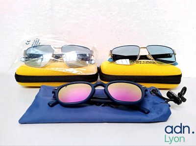 deux paires de lunettes de soleil et un étui posés sur une table