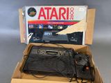une boîte contenant une radio et une manette de jeu