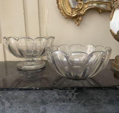 trois bols en verre posés sur une table, avec un miroir en arrière-plan