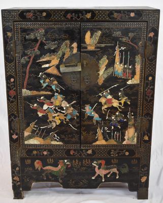 Asie Cabinet en bois laqué noir ouvrant en façade par deux p…