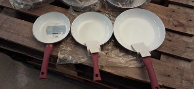 quatre casseroles posées sur une palette, elle-même posée sur une autre palette