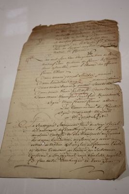un gros plan d'un morceau de papier sur lequel on a écrit