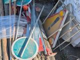 un tas de vieilleries par terre, à côté d'un immeuble
