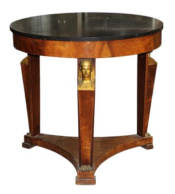 une image représentant une table ronde avec un plateau en marbre noir