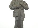 statue d'un homme avec un serpent sur l'épaule