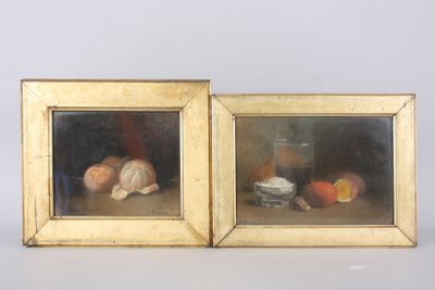 deux tableaux encadrés représentant des fruits et du pain posés sur une table