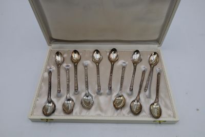 Douze cuillères à moka en métal argenté à décor géométrique …