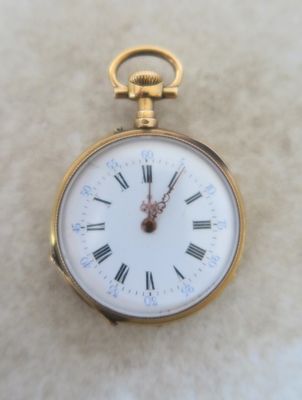 une montre de poche en or avec des chiffres romains