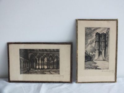 deux dessins encadrés représentant un château et un bâtiment sur un fond blanc