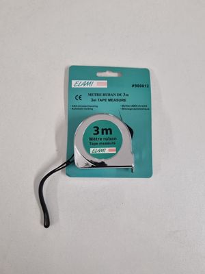 un gros plan sur le ruban d'un mètre ruban posé sur une surface blanche