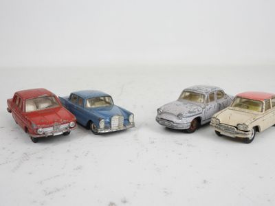 plusieurs petites voitures sont alignées sur une surface blanche