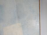 un tableau accroché au mur d'un salon
