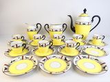 une table sur laquelle se trouvent de nombreuses tasses et soucoupes