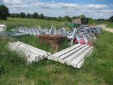 beaucoup de déchets dans l'herbe près d'un champ