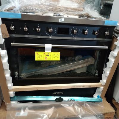 deux fours superposés dans une boîte