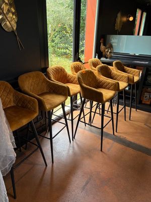 quatre chaises placées devant une fenêtre