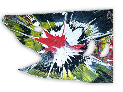 une photo d'un skateboard sur lequel figure une feuille d'érable rouge
