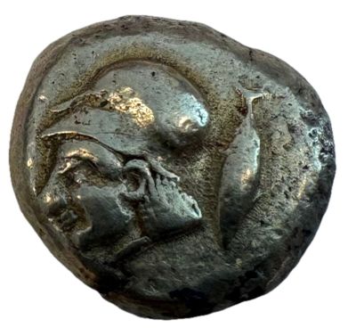 un gros plan d'une pièce de monnaie avec un visage dessus