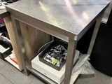 une table avec un plateau en verre dans un magasin