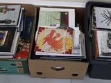 un grand nombre de livres qui se trouvent dans une boîte