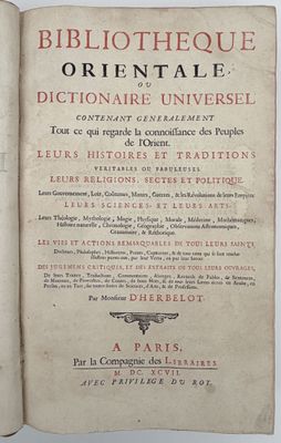 un livre ouvert avec l'image d'un oiseau dessus