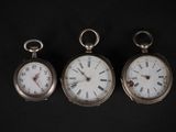 trois montres de poche en argent comportant des chiffres romains