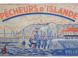 une vieille boîte d'allumettes sur laquelle figure l'image d'un bateau sur l'eau