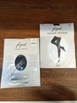 l'emballage d'une paire de collants posé sur une table à côté d'une paire de ciseaux