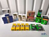 de nombreux paquets de cigarettes de différentes marques posés sur une table blanche