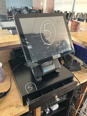 un ordinateur portable posé sur un bureau