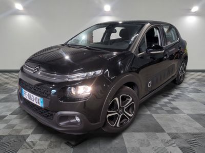 la citrole noire est garée sur un carrelage en damier