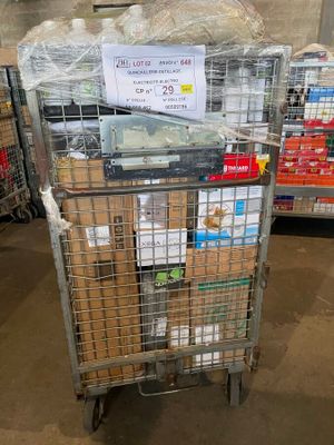 un caddie rempli de produits alimentaires dans un magasin