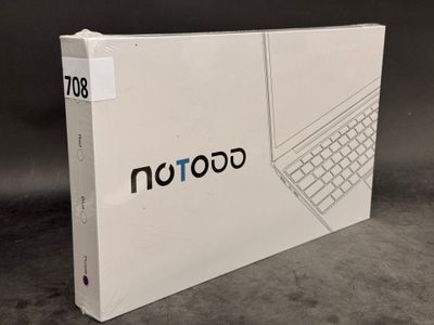 une image représentant une boîte sur laquelle est posé un ordinateur portable, posée sur une table