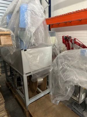 une pile de sacs en plastique posée sur une étagère dans un entrepôt