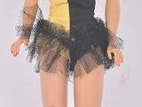 une poupée vêtue d'une tenue noire et jaune