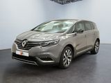 Une voiture grise est garée dans une pièce au sol noir.