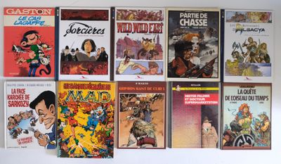 beaucoup de livres accrochés au mur