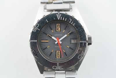 une image d'un gros plan d'une montre-bracelet sur une surface blanche