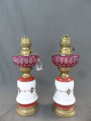 une paire de vases rouges et blancs, ornés d'une bordure dorée et d'une couronne sur le dessus