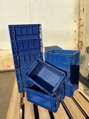 Un lot de 20 boites plastiques de rangement bleues marines, …