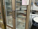 une photo d'un congélateur dans un magasin