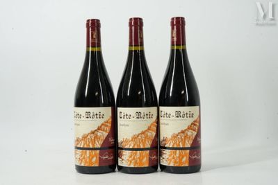 trois bouteilles de vin posées sur une table blanche