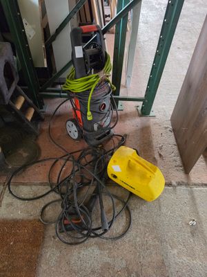 une machine posée par terre à côté de quelques câbles