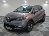 la voiture grise est garée sur un sol en damier dans le garage
