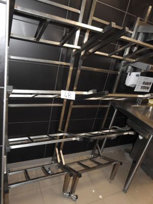 une étagère métallique sur laquelle sont posés plusieurs fours