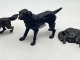 trois figurines de chiens sur un fond blanc