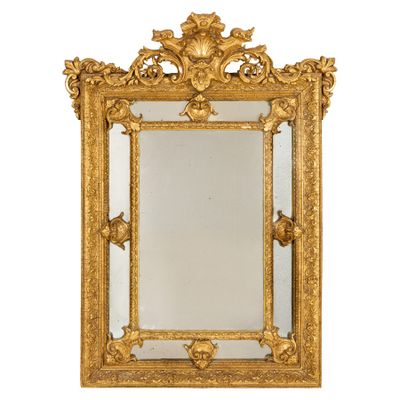 un miroir à cadre doré orné d'un motif décoratif